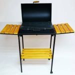 Скара на жар со помошни маси и капак