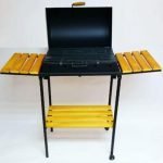 Скара на жар со помошни маси и капак